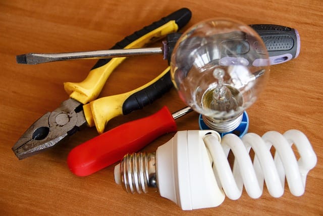 Elektrikář Praha 6 – výměna žárovky a drobné elektro opravy